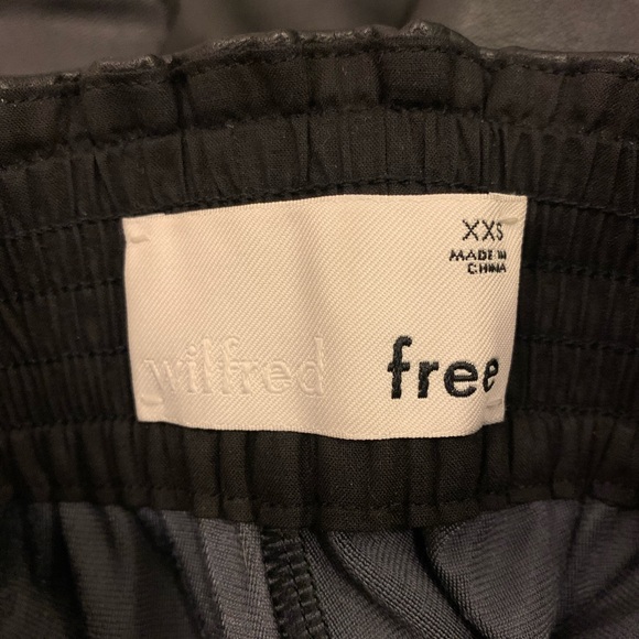 Aritzia | Wilfred Free faux leather shorts - Picture 3 of 4